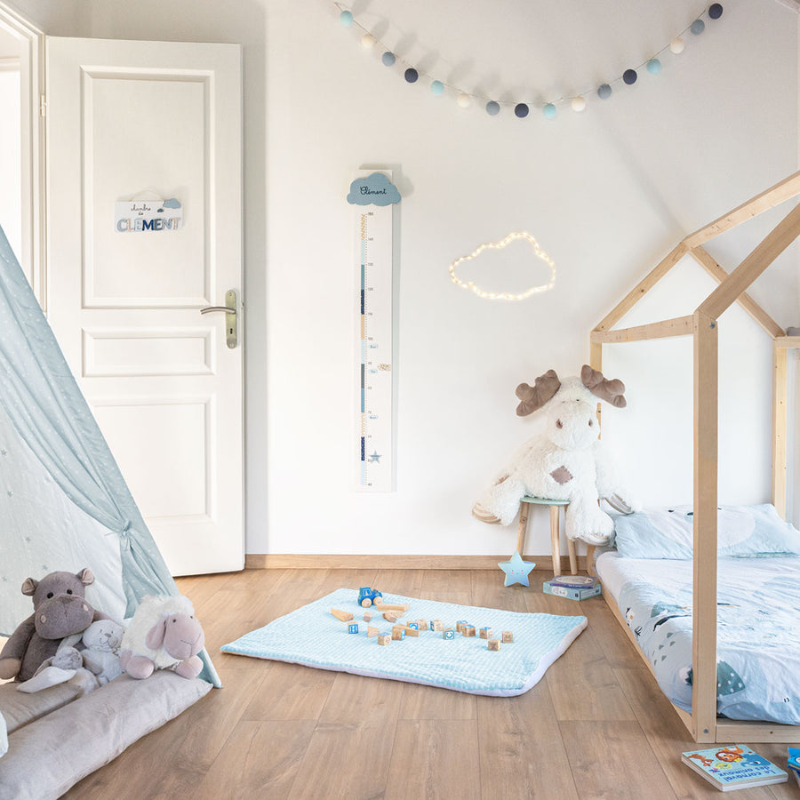 Chambre de bébé décorée avec toise et plaque de porte personnalisées au prénom de l'enfant
