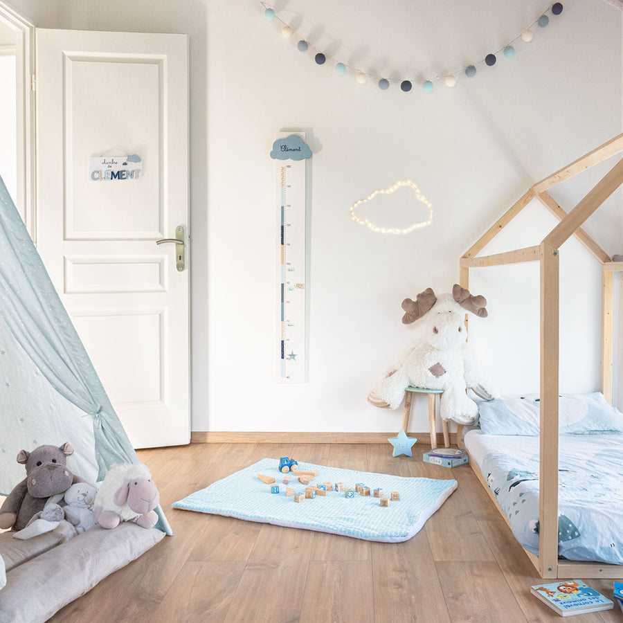 Chambre d'enfant décorée avec toise et plaque de porte personnalisées au prénom de bébé