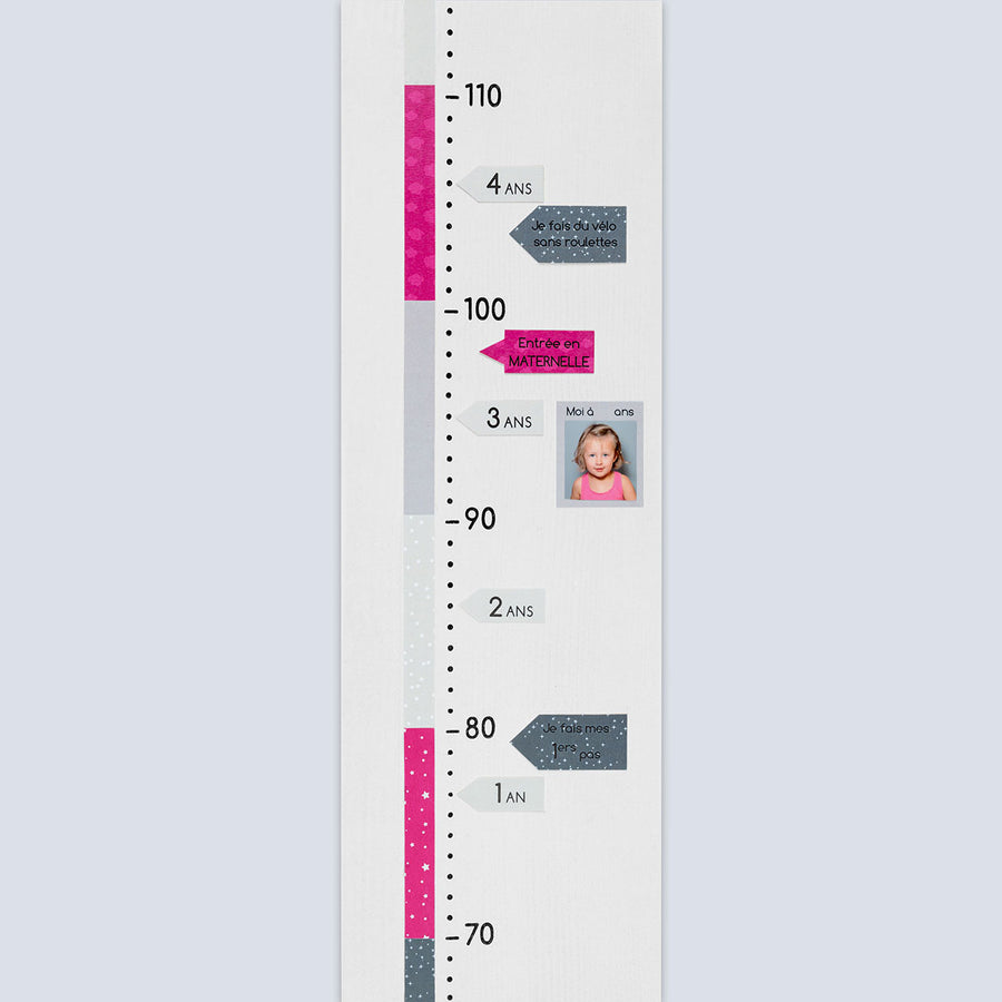 Etiquettes âges et évènements collées sur toise enfant personnalisée fuchsia