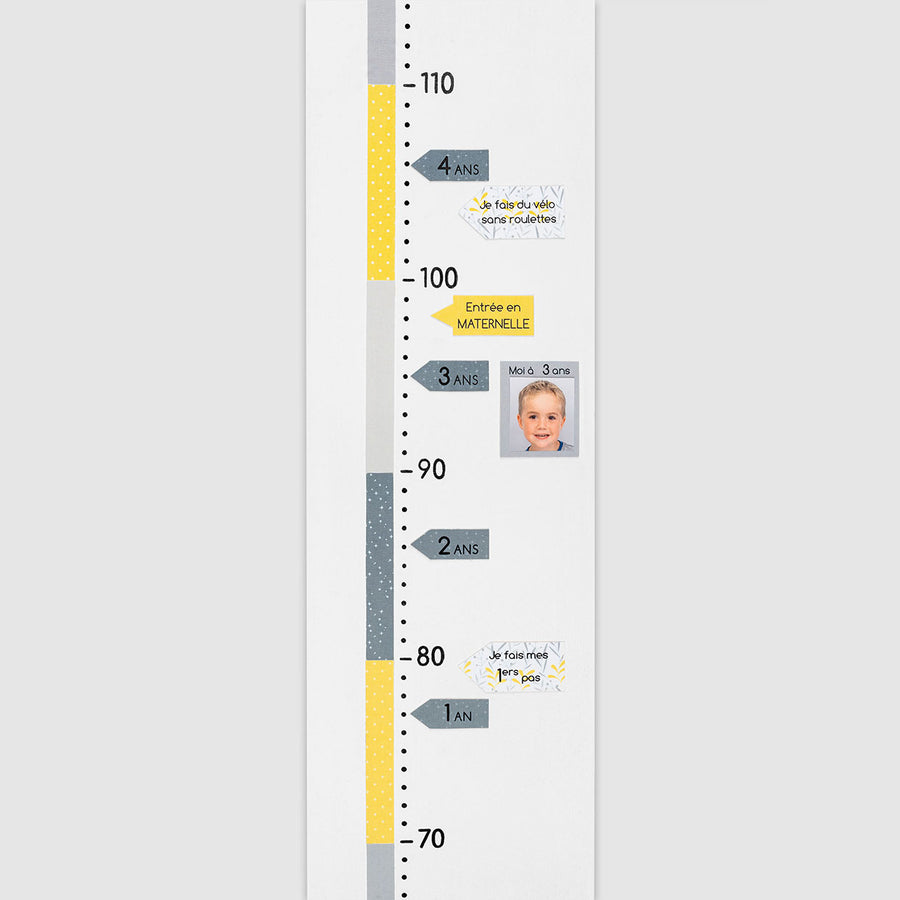 Etiquettes autocollantes collées sur toise personnalisée prénom enfant jaune et gris